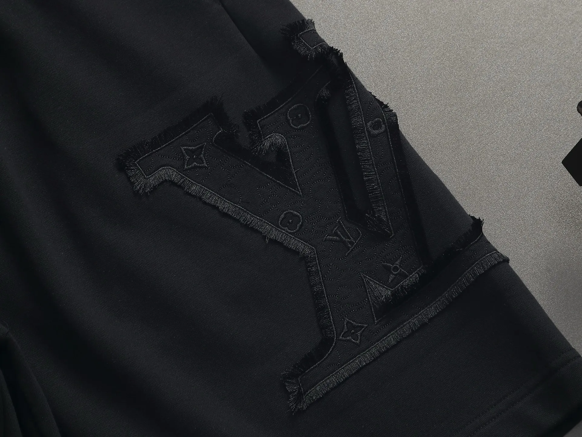 [Higher version] Louis Vuitton/Louis Vuitton 2026SS New Arrival terry shorts, customized fabric using wafer cloth weaving, advanced hand-cut patchwork embroidery technology, tight and three-dimensional version, customized trouser cord hardware with strong texture, smooth, comfortable and Breathable upper body, concave and convex three-dimensional sense, fashionable and casual wear Color: Black White Avocado Color Sizes: S M L XL